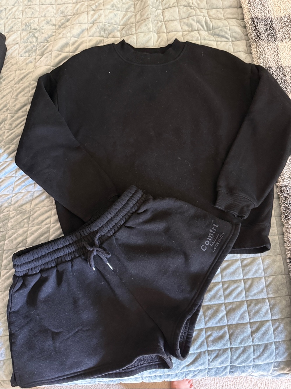 Comfrt women's small Black Crewneck Sweatshirt and Short Set